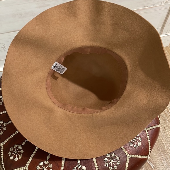 Old Navy®️ Wool Hat in Camel Color with Faux Black Leather Trim Detail - Picture 4 of 8